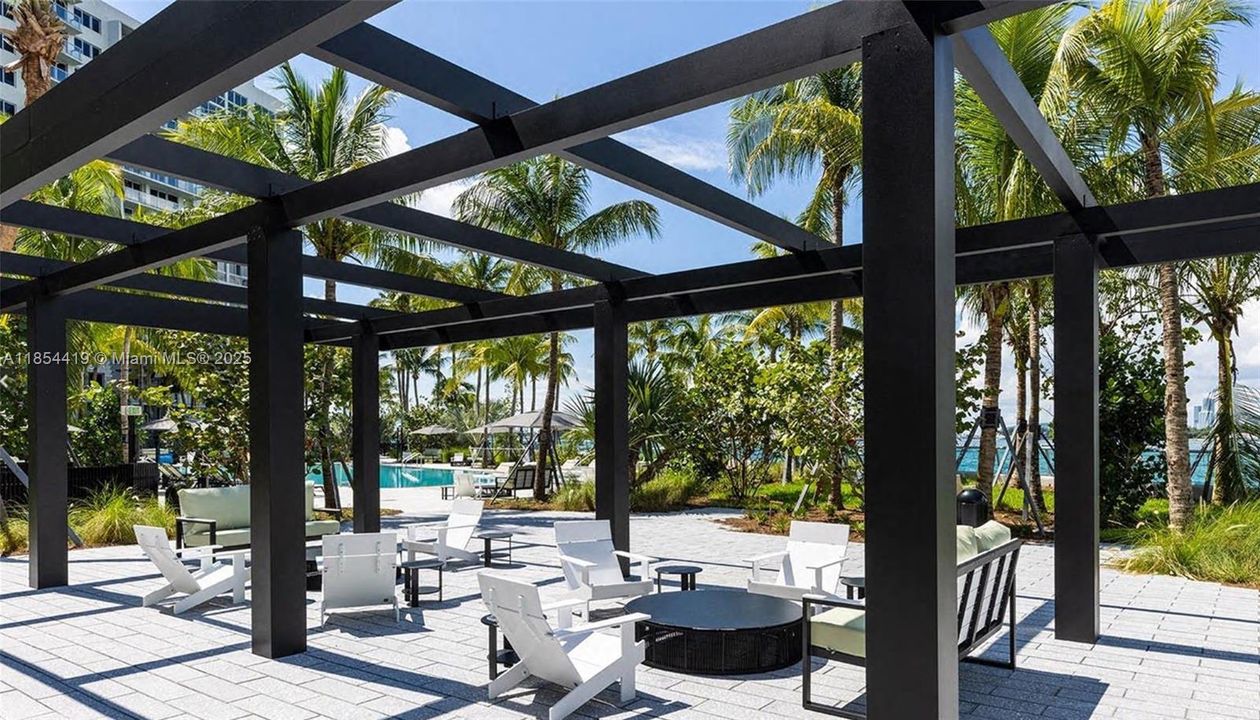 For Sale: $495,000 (1 beds, 1 baths, 729 Square Feet)