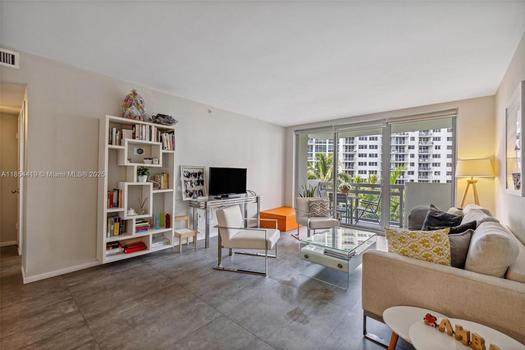 For Sale: $495,000 (1 beds, 1 baths, 729 Square Feet)