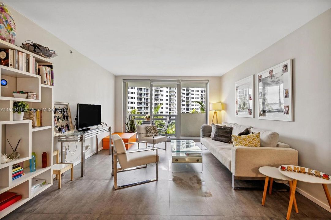 For Sale: $495,000 (1 beds, 1 baths, 729 Square Feet)