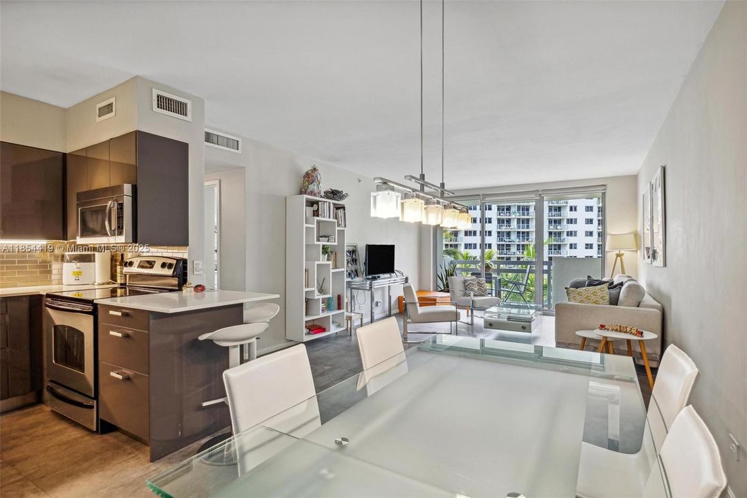 For Sale: $495,000 (1 beds, 1 baths, 729 Square Feet)