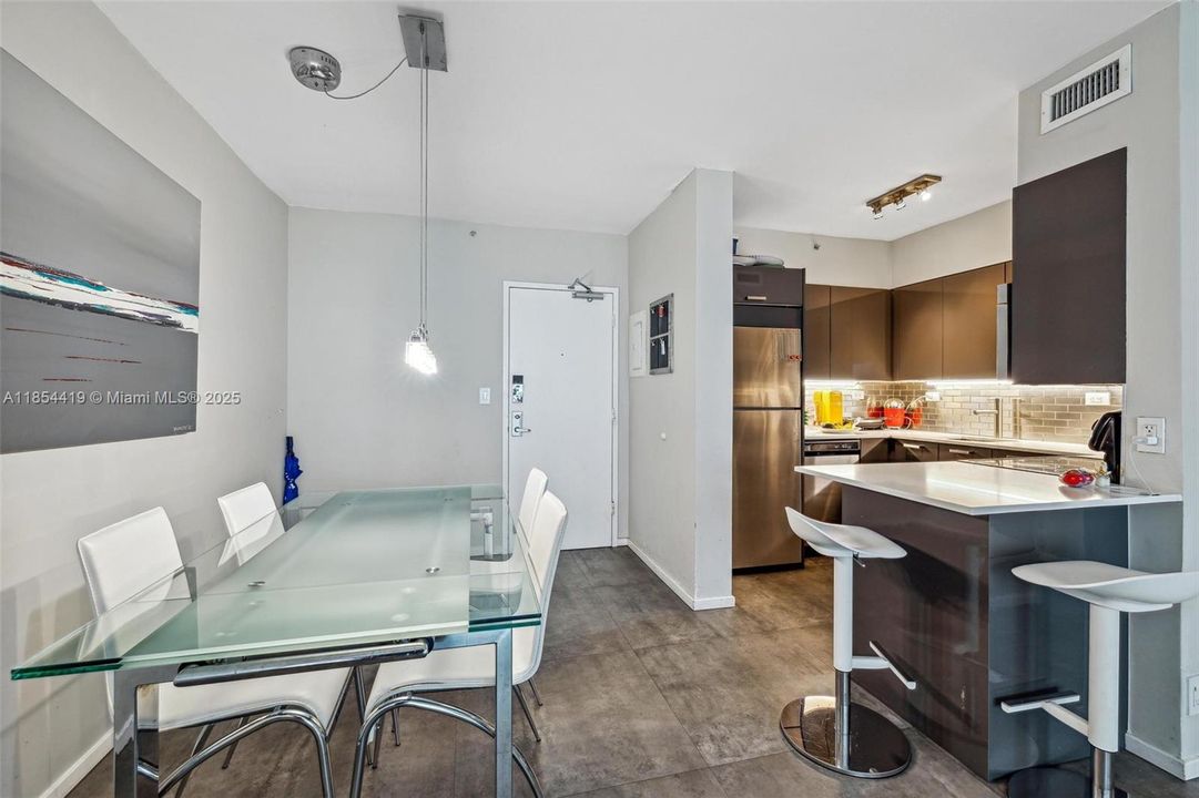 For Sale: $495,000 (1 beds, 1 baths, 729 Square Feet)