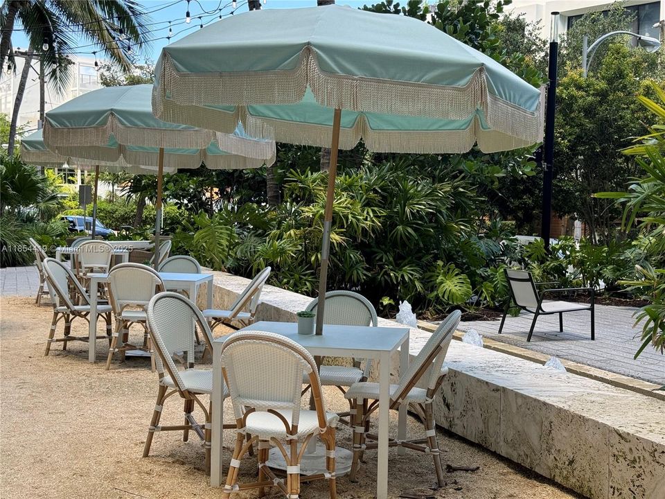 For Sale: $495,000 (1 beds, 1 baths, 729 Square Feet)