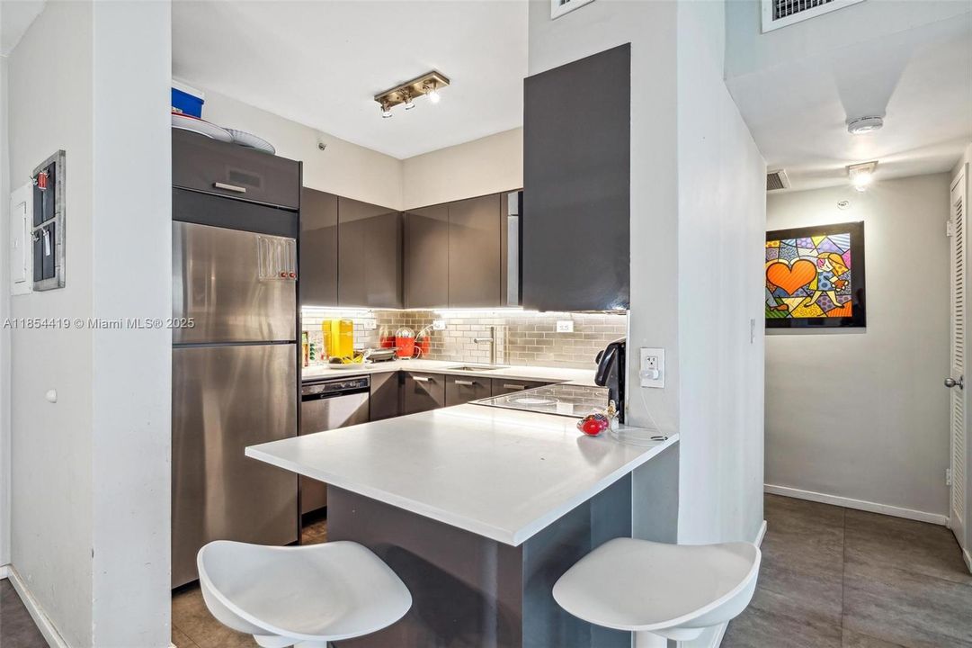 For Sale: $495,000 (1 beds, 1 baths, 729 Square Feet)