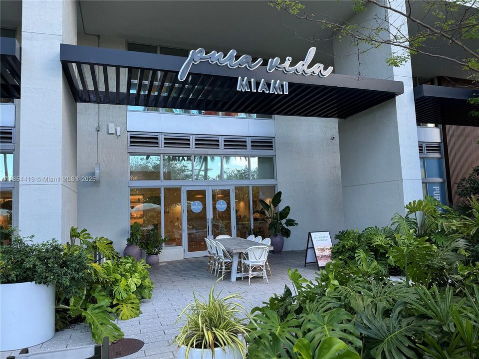 For Sale: $495,000 (1 beds, 1 baths, 729 Square Feet)