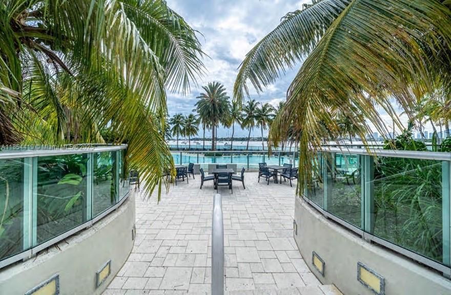 For Sale: $495,000 (1 beds, 1 baths, 729 Square Feet)