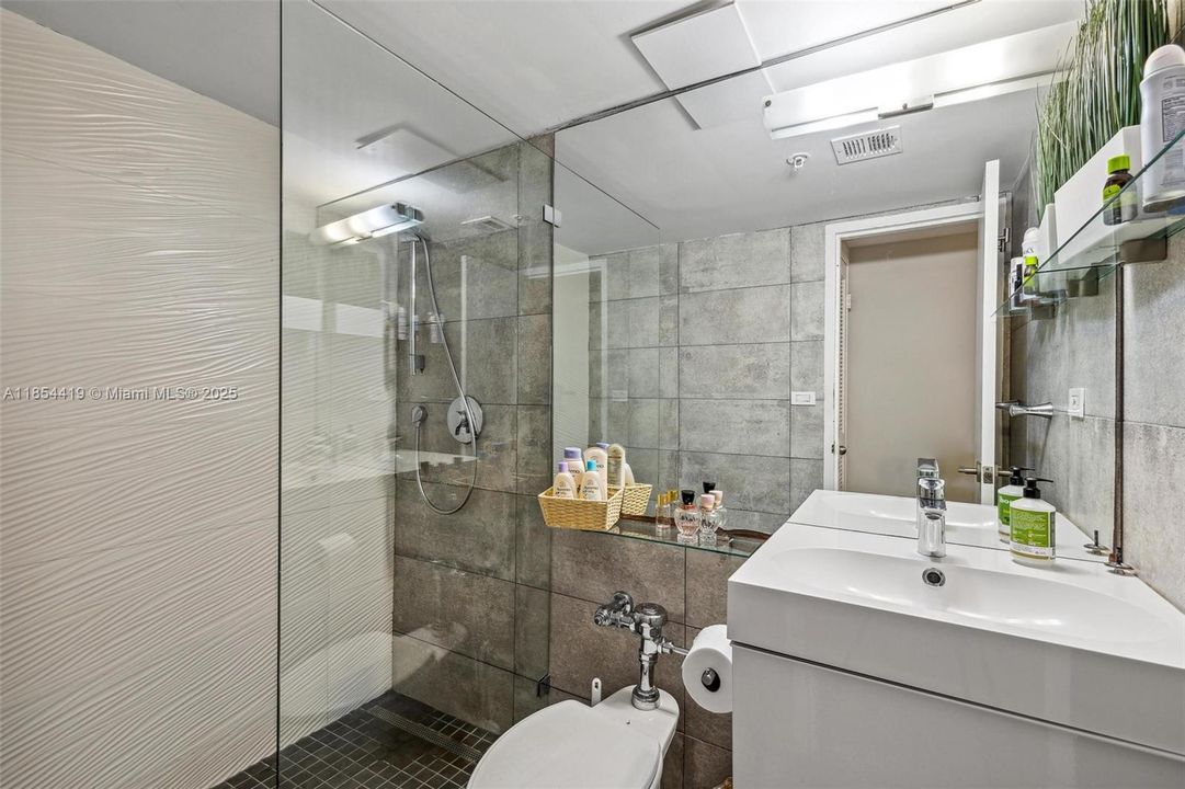 For Sale: $495,000 (1 beds, 1 baths, 729 Square Feet)