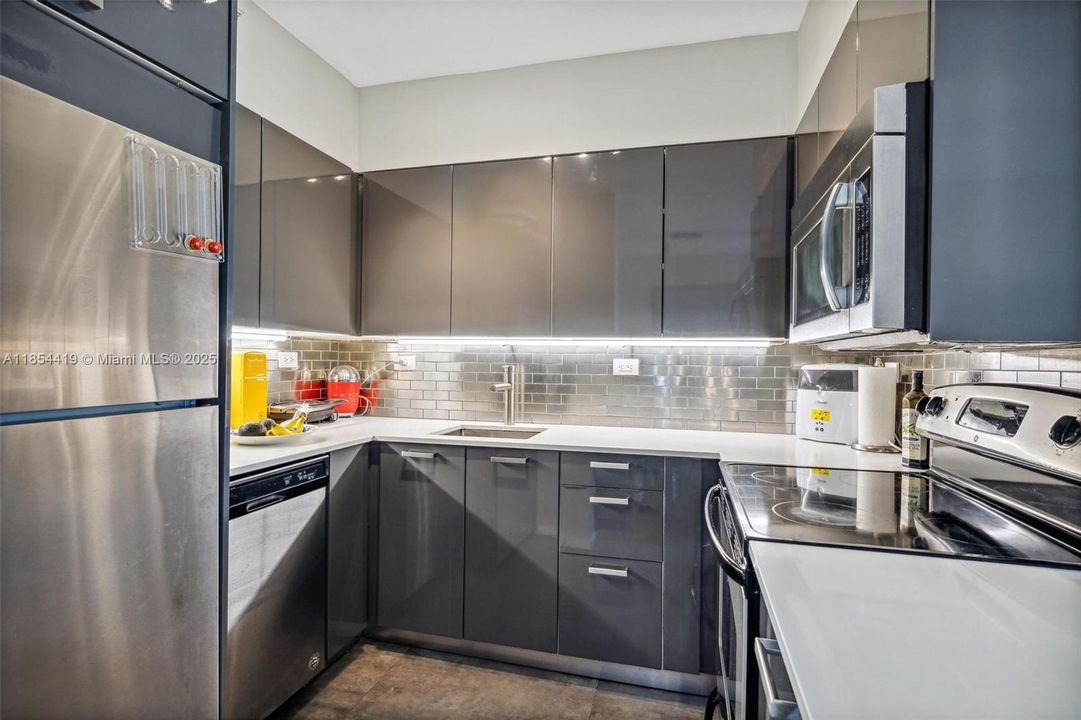 For Sale: $495,000 (1 beds, 1 baths, 729 Square Feet)