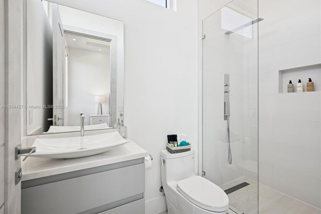 В аренду: $30,000 (5 спален, 5 ванн, 5024 Квадратных фут)