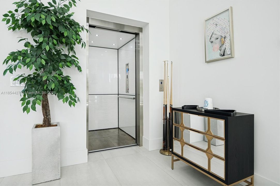 В аренду: $30,000 (5 спален, 5 ванн, 5024 Квадратных фут)