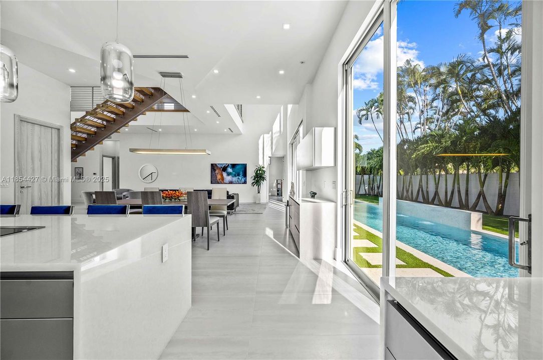 В аренду: $30,000 (5 спален, 5 ванн, 5024 Квадратных фут)