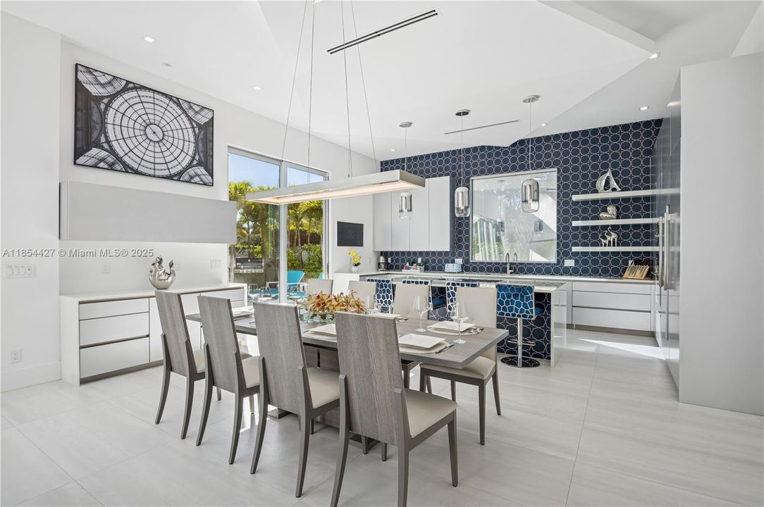 В аренду: $30,000 (5 спален, 5 ванн, 5024 Квадратных фут)