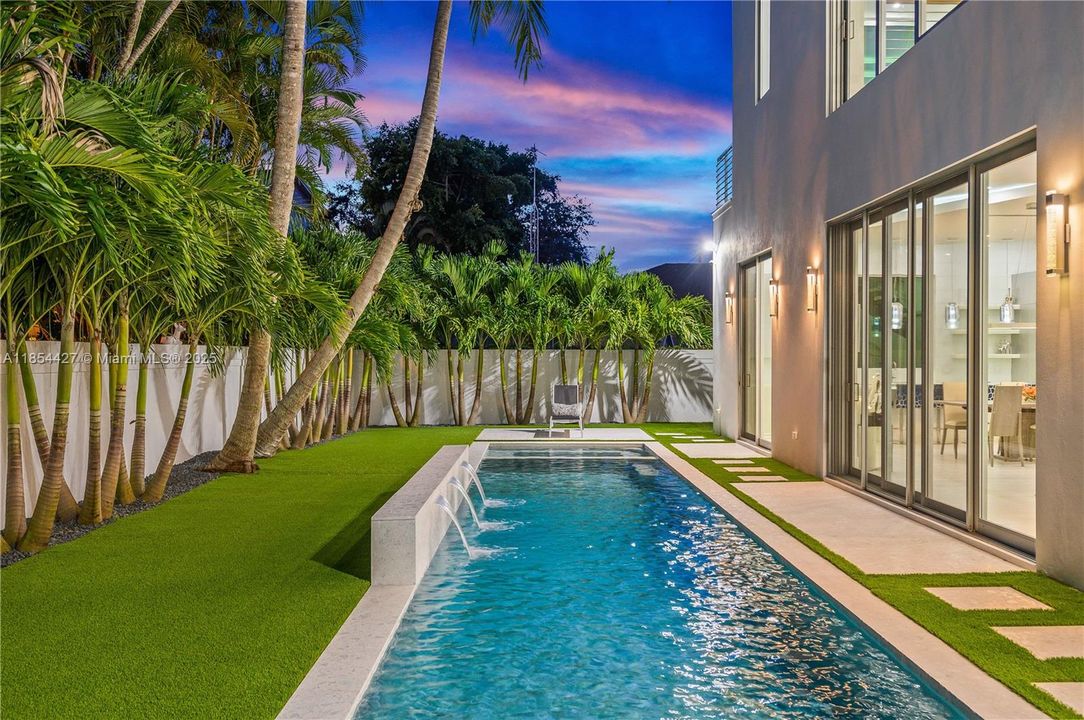 В аренду: $30,000 (5 спален, 5 ванн, 5024 Квадратных фут)