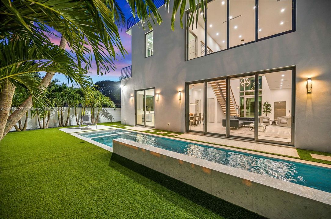 В аренду: $30,000 (5 спален, 5 ванн, 5024 Квадратных фут)