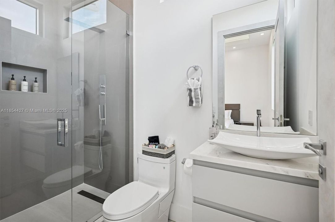 В аренду: $30,000 (5 спален, 5 ванн, 5024 Квадратных фут)