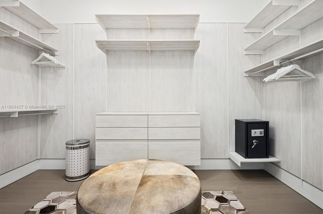 В аренду: $30,000 (5 спален, 5 ванн, 5024 Квадратных фут)