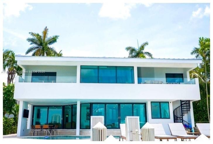 Recently Sold: $9,799,000 (5 beds, 4 baths, 3758 Square Feet)