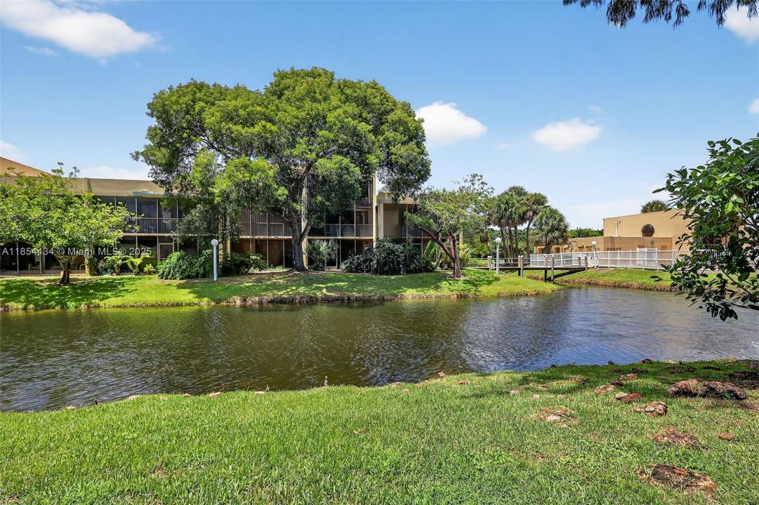 Active With Contract: $224,900 (2 beds, 2 baths, 1270 Square Feet)