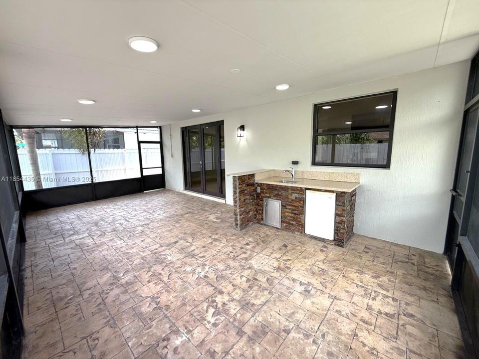 Недавно продано: $610,000 (4 спален, 3 ванн, 2250 Квадратных фут)