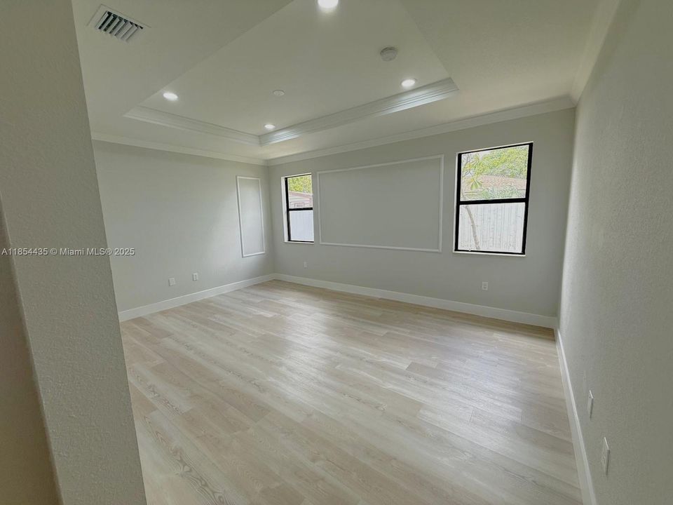 Недавно продано: $610,000 (4 спален, 3 ванн, 2250 Квадратных фут)