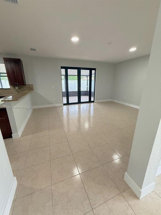 Недавно продано: $610,000 (4 спален, 3 ванн, 2250 Квадратных фут)