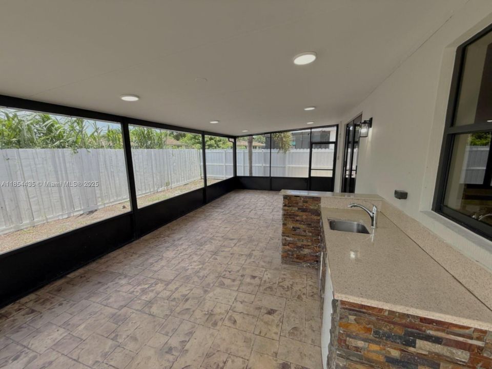 Недавно продано: $610,000 (4 спален, 3 ванн, 2250 Квадратных фут)