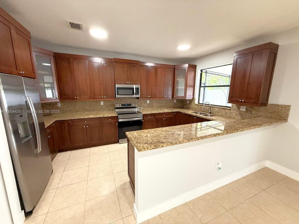 Недавно продано: $610,000 (4 спален, 3 ванн, 2250 Квадратных фут)