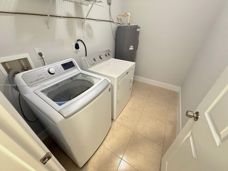 Недавно продано: $610,000 (4 спален, 3 ванн, 2250 Квадратных фут)