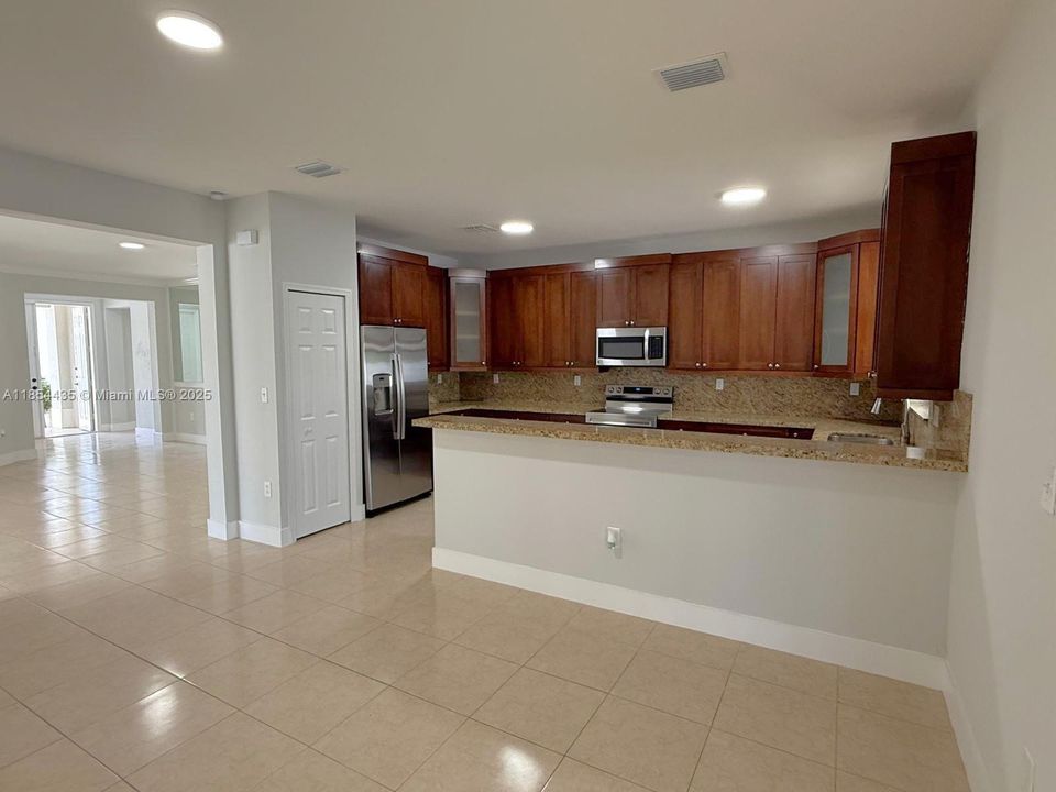 Недавно продано: $610,000 (4 спален, 3 ванн, 2250 Квадратных фут)