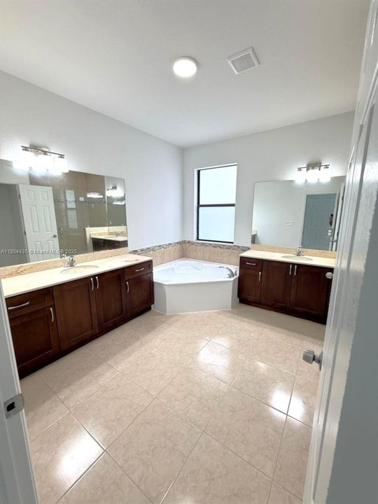 Недавно продано: $610,000 (4 спален, 3 ванн, 2250 Квадратных фут)