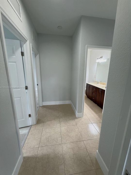 Недавно продано: $610,000 (4 спален, 3 ванн, 2250 Квадратных фут)