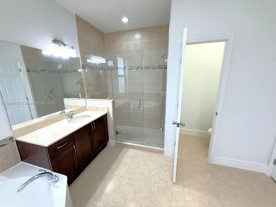 Недавно продано: $610,000 (4 спален, 3 ванн, 2250 Квадратных фут)