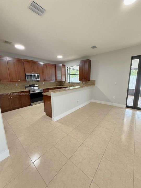 Недавно продано: $610,000 (4 спален, 3 ванн, 2250 Квадратных фут)