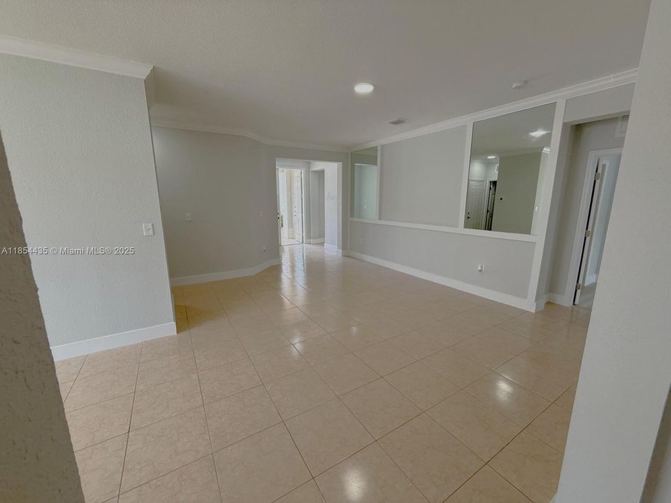 Недавно продано: $610,000 (4 спален, 3 ванн, 2250 Квадратных фут)