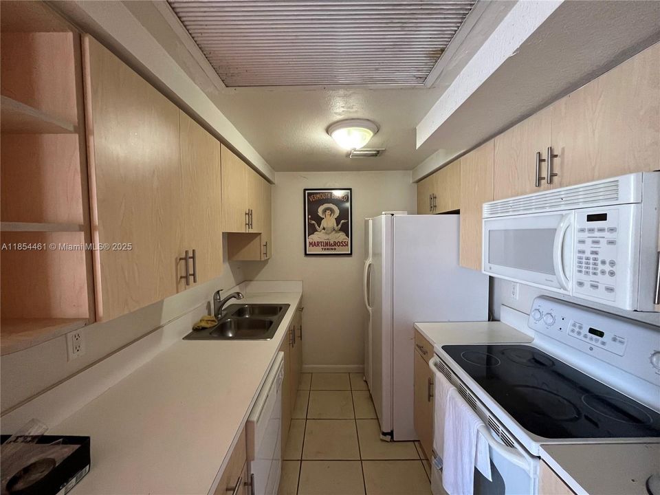 For Sale: $250,000 (1 beds, 1 baths, 666 Square Feet)