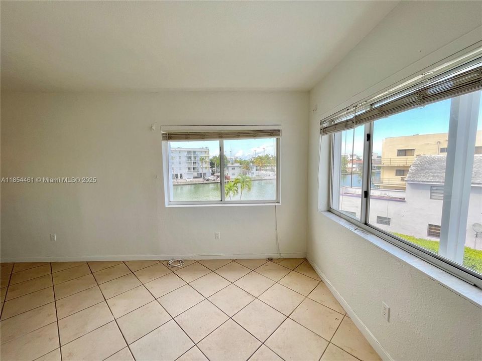 For Sale: $250,000 (1 beds, 1 baths, 666 Square Feet)