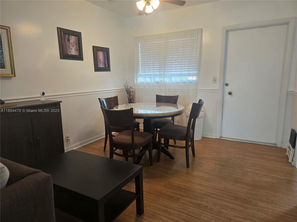 Active With Contract: $1,500 (1 beds, 1 baths, 660 Square Feet)
