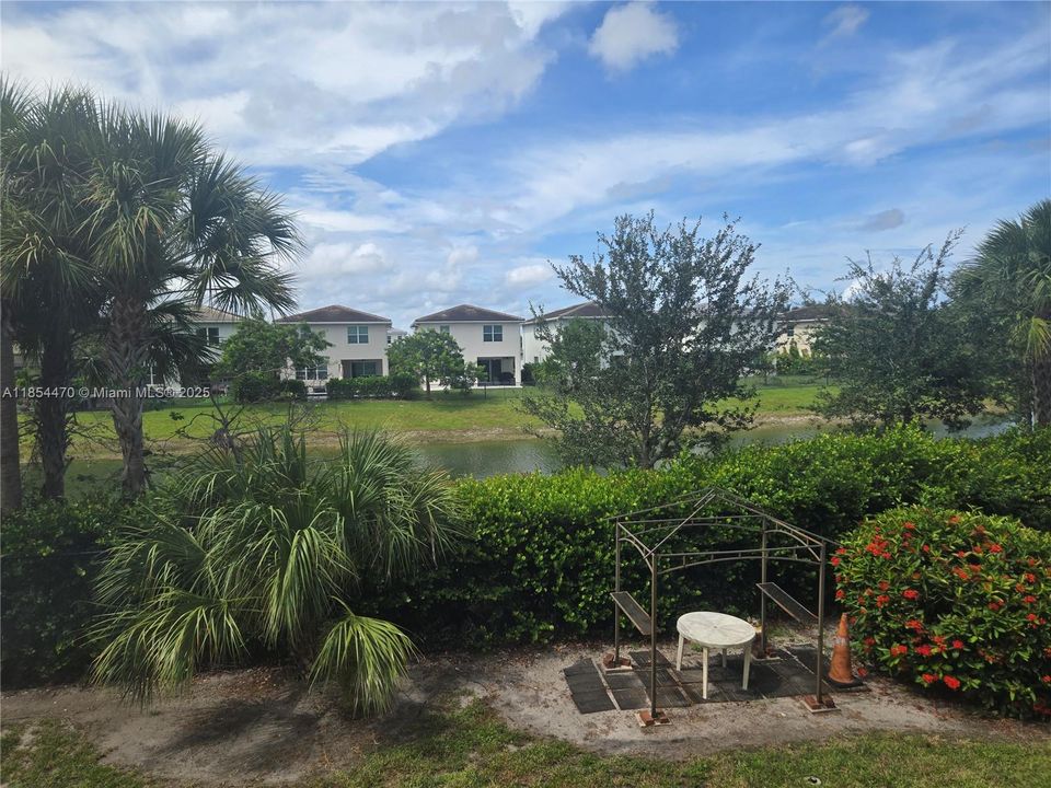 Active With Contract: $1,500 (1 beds, 1 baths, 660 Square Feet)