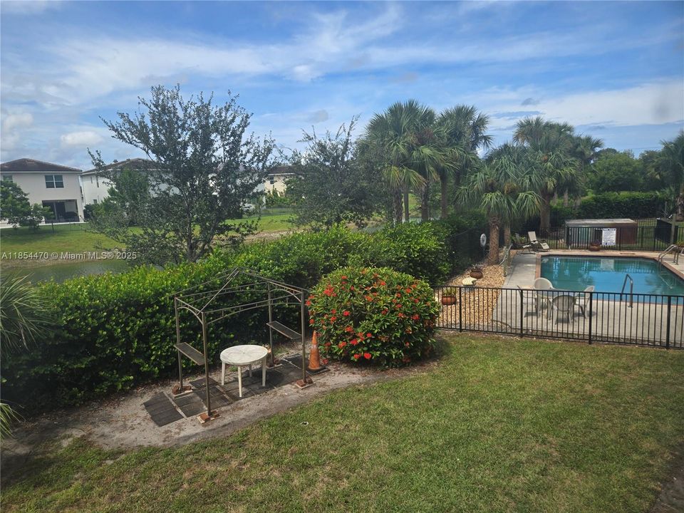 Active With Contract: $1,500 (1 beds, 1 baths, 660 Square Feet)