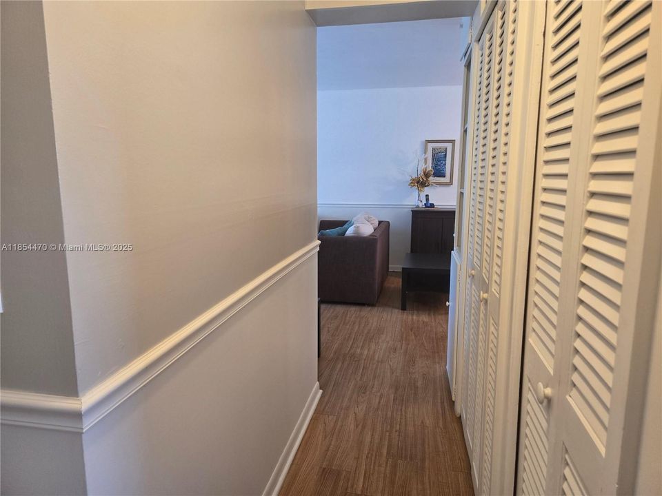 Active With Contract: $1,500 (1 beds, 1 baths, 660 Square Feet)
