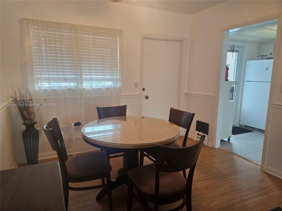 Active With Contract: $1,500 (1 beds, 1 baths, 660 Square Feet)
