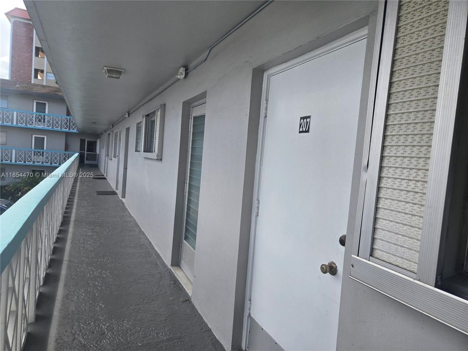 Active With Contract: $1,500 (1 beds, 1 baths, 660 Square Feet)