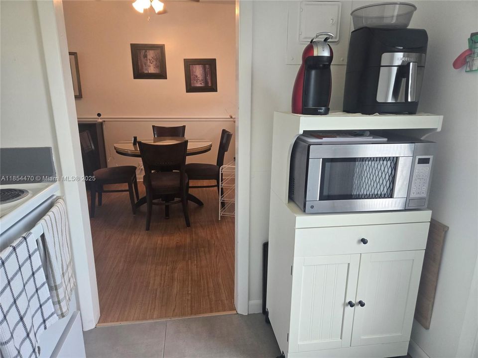 Active With Contract: $1,500 (1 beds, 1 baths, 660 Square Feet)