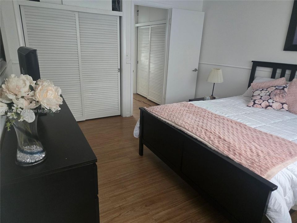 Active With Contract: $1,500 (1 beds, 1 baths, 660 Square Feet)