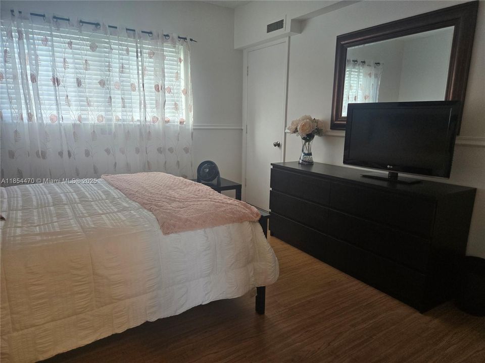Active With Contract: $1,500 (1 beds, 1 baths, 660 Square Feet)