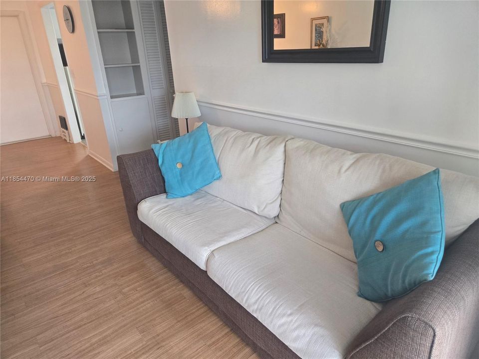 Active With Contract: $1,500 (1 beds, 1 baths, 660 Square Feet)