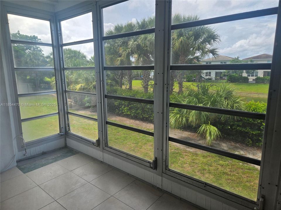 Active With Contract: $1,500 (1 beds, 1 baths, 660 Square Feet)