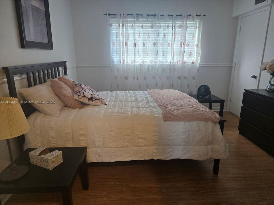 Active With Contract: $1,500 (1 beds, 1 baths, 660 Square Feet)