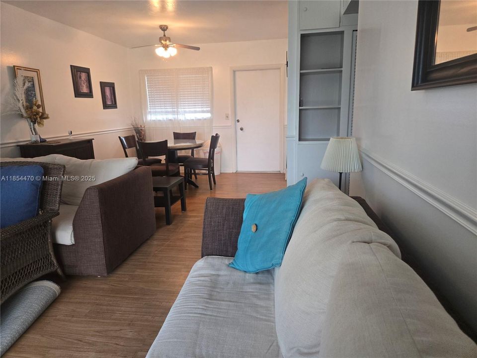 Active With Contract: $1,500 (1 beds, 1 baths, 660 Square Feet)