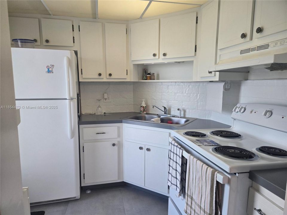 Active With Contract: $1,500 (1 beds, 1 baths, 660 Square Feet)