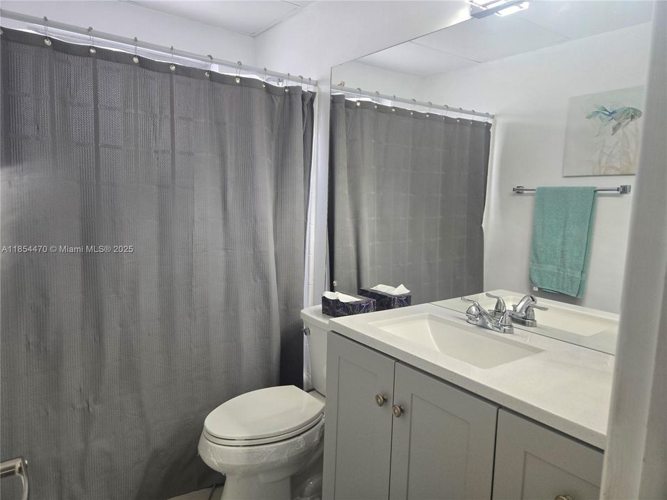 Active With Contract: $1,500 (1 beds, 1 baths, 660 Square Feet)